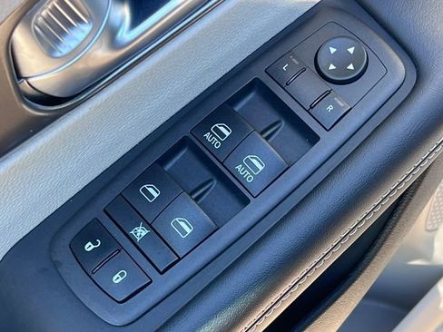 Used 2024 Chrysler Pacifica Touring-L FWD image 16