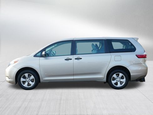 Used 2015 Toyota Sienna L image 4