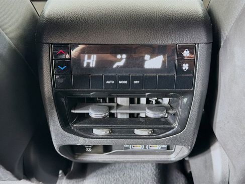 Used 2023 Jeep Grand Cherokee L Laredo image 37