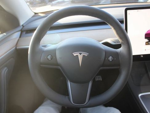 Used 2024 Tesla Model Y Performance image 9