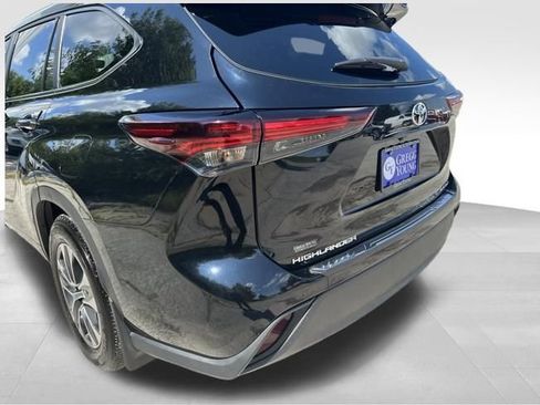 Used 2024 Toyota Highlander XLE AWD/4WD image 16