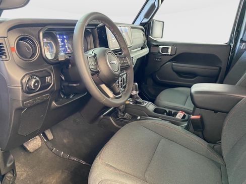 Used 2025 Jeep Wrangler Unlimited Rubicon AWD/4WD image 29