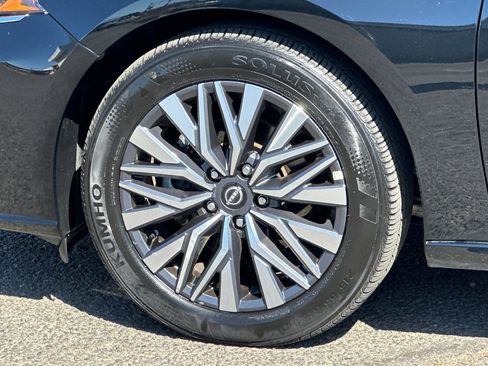 Used 2025 Nissan Altima 2.5 SV FWD image 25