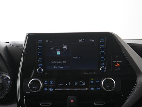 Used 2020 Toyota Highlander LE image 16