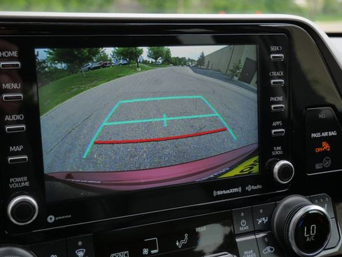 Used 2022 Toyota Highlander XLE AWD/4WD image 30