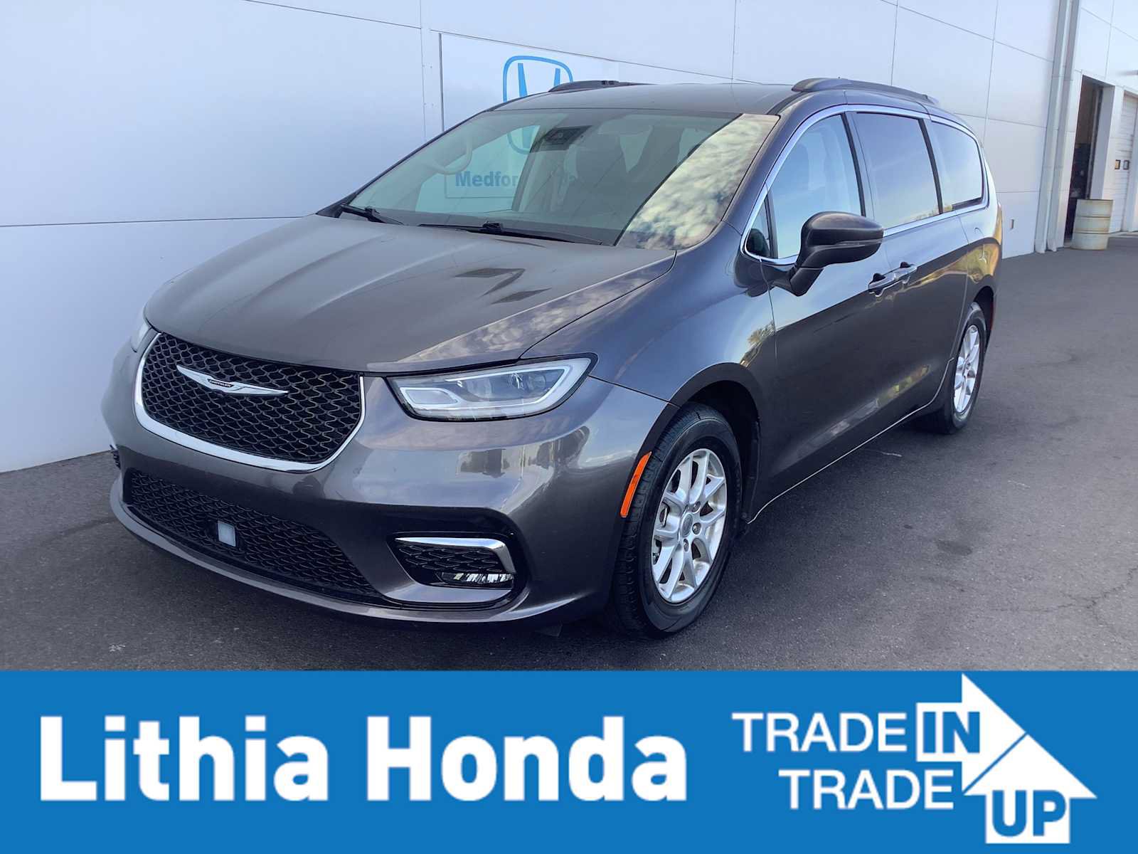 Used 2022 Chrysler Pacifica Touring-L FWD image 1