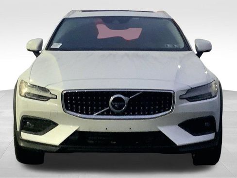 Used 2022 Volvo V60 T5 Cross Country image 3