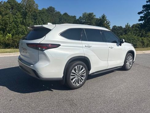 Used 2025 Toyota Highlander Platinum AWD/4WD image 2