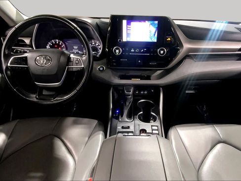 Used 2023 Toyota Highlander XLE AWD/4WD image 16