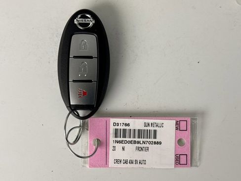 Used 2020 Nissan Frontier SV image 11