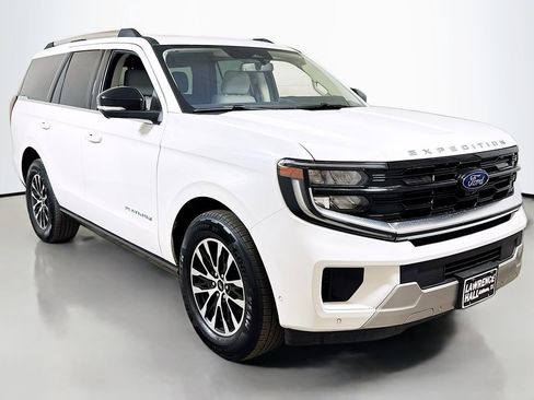 Used 2025 Ford Expedition Platinum image 3