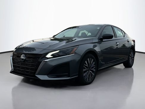 Used 2025 Nissan Altima 2.5 SV AWD/4WD image 11