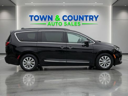 Used 2017 Chrysler Pacifica Touring-L FWD image 7