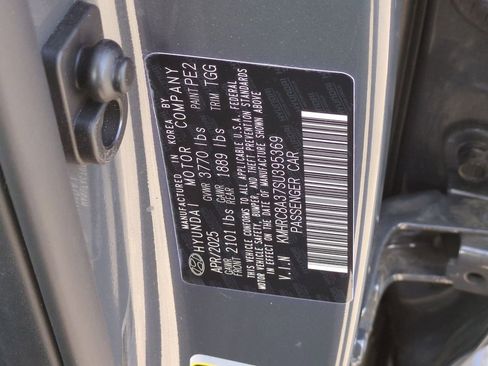 Used 2025 Hyundai Venue SEL image 33