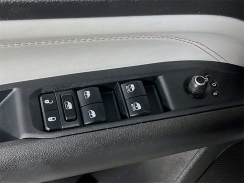 Used 2025 Jeep Compass Limited image 17