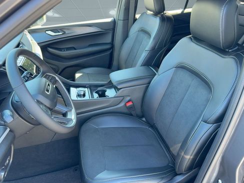 New 2025 Jeep Grand Cherokee Altitude image 5