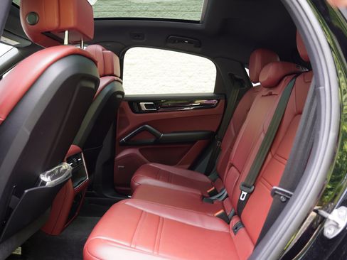 Used 2022 Porsche Cayenne Platinum Edition AWD/4WD image 25