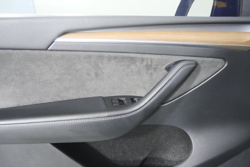 Used 2022 Tesla Model Y Performance AWD/4WD image 9