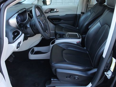 Used 2023 Chrysler Pacifica Touring-L FWD image 28
