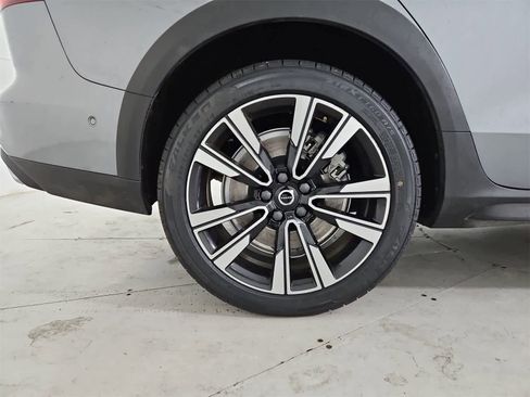 Used 2021 Volvo V60 T5 Cross Country image 13