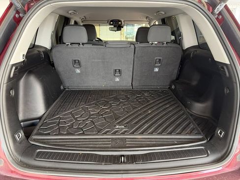 Certified 2022 Jeep Grand Cherokee Laredo w/ Luxury Tech Group I RWD image 10