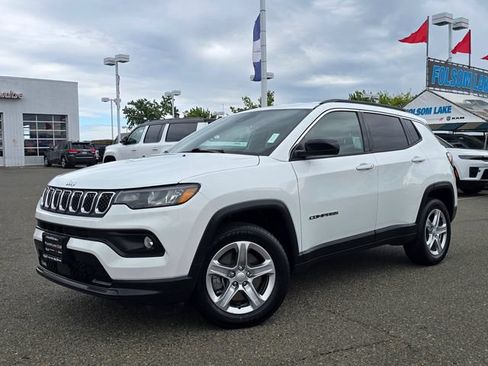 Certified 2024 Jeep Compass Latitude AWD/4WD image 3