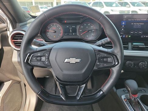 Used 2025 Chevrolet Trax RS w/ Sunroof Package FWD image 19