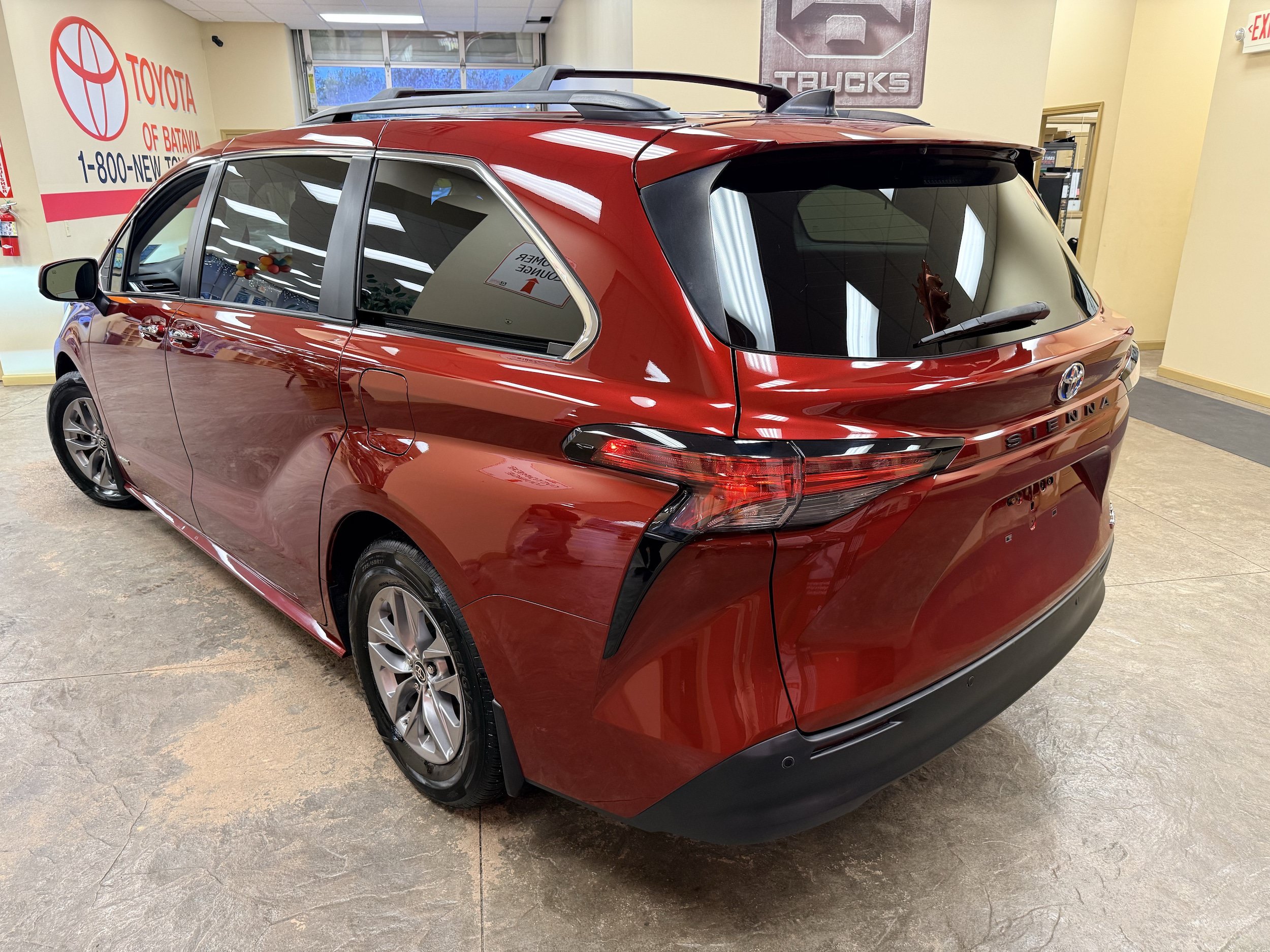 Used 2021 Toyota Sienna XLE w/ XLE Plus Package FWD image 21