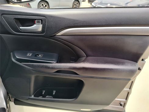 Used 2017 Toyota Highlander SE image 25