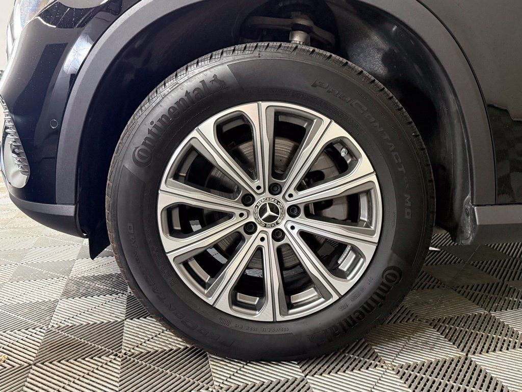 Used 2025 Mercedes-Benz GLC 300 4MATIC w/ Driver Assistance Package image 9