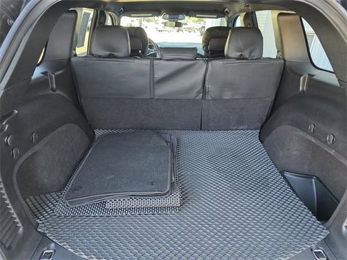 Used 2019 Jeep Grand Cherokee Laredo image 12