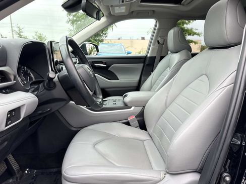 Used 2023 Toyota Highlander XLE FWD image 8