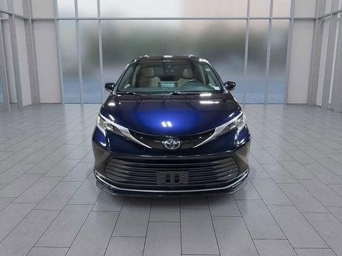 Used 2023 Toyota Sienna Limited w/ Protection Package (TMS) image 3