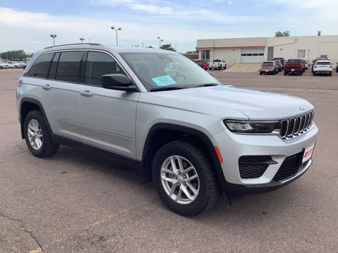 Used 2022 Jeep Grand Cherokee Altitude AWD/4WD image 4