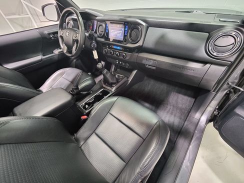Used 2018 Toyota Tacoma TRD Off-Road w/ TRD Premium Off Road Package AWD/4WD image 17