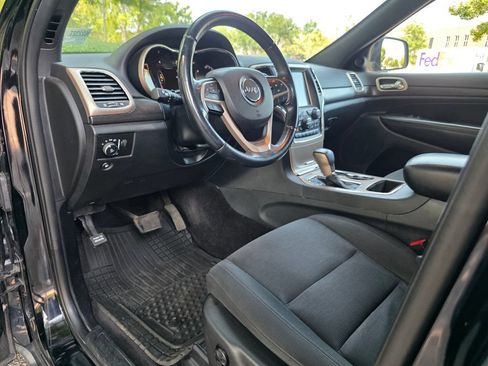 Used 2017 Jeep Grand Cherokee Laredo w/ Quick Order Package 23E AWD/4WD image 11