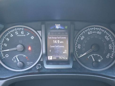 Used 2020 Toyota Tacoma TRD Sport w/ TRD Premium Sport Package AWD/4WD image 9