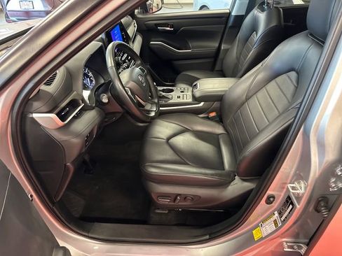 Used 2023 Toyota Highlander XLE AWD/4WD image 10