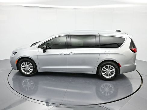 New 2026 Chrysler Pacifica Select image 32