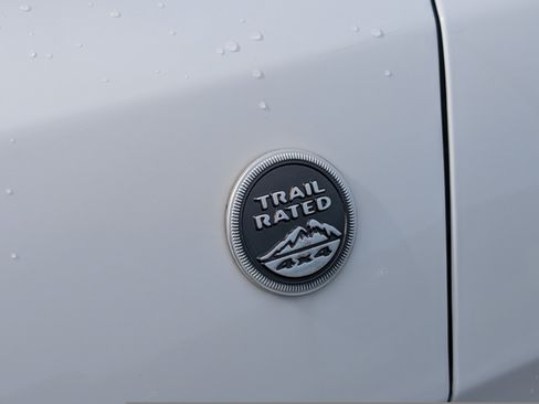 Used 2021 Jeep Grand Cherokee Laredo AWD/4WD image 27