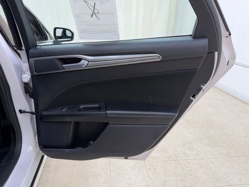 Used 2020 Ford Fusion SE FWD image 12