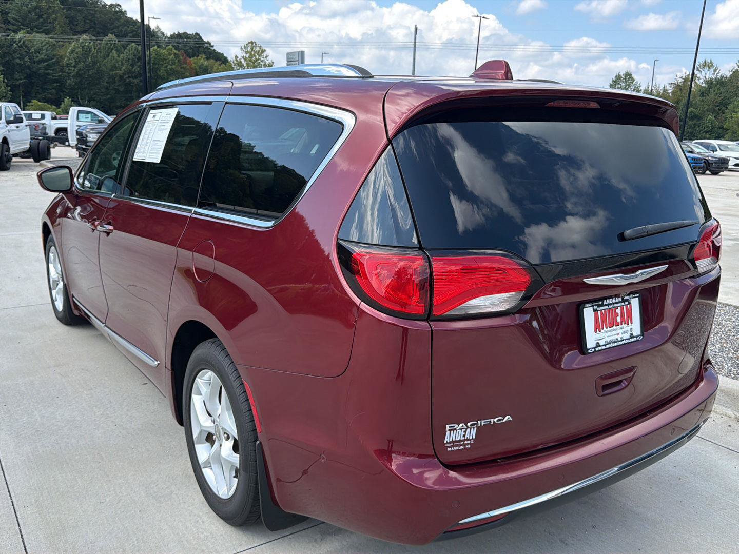 Used 2017 Chrysler Pacifica Touring-L Plus w/ Advanced Safetytec Group FWD image 5