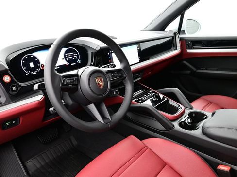Used 2025 Porsche Cayenne AWD/4WD image 6