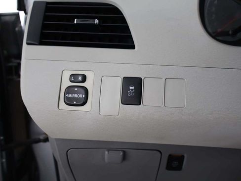 Used 2011 Toyota Sienna LE w/ Towing Pkg FWD image 30
