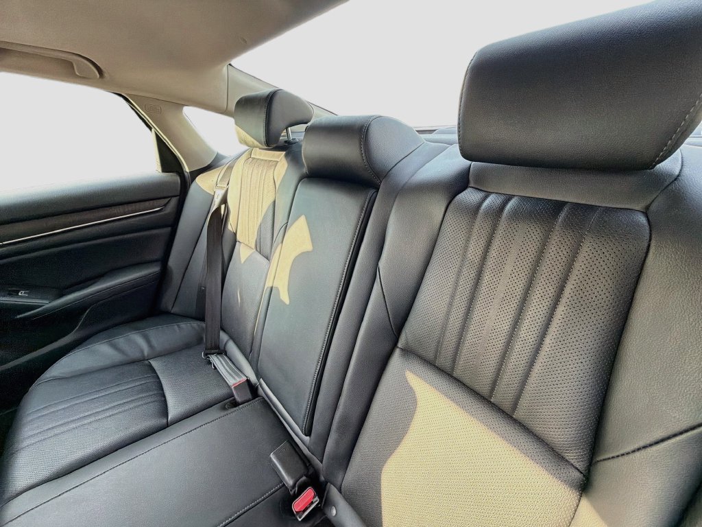 Used 2018 Honda Accord Touring image 11