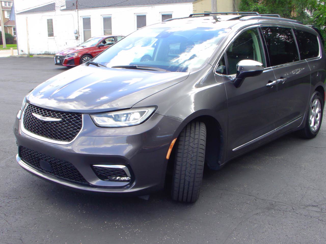 Used 2023 Chrysler Pacifica Limited FWD image 3
