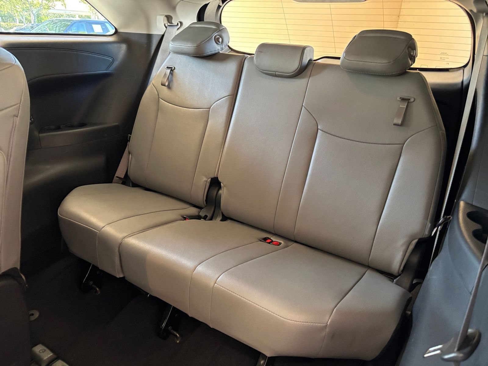 Used 2025 Toyota Sienna XLE FWD image 30