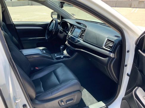 Used 2018 Toyota Highlander XLE FWD image 17
