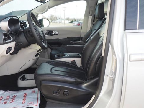 Used 2024 Chrysler Pacifica Touring-L image 9