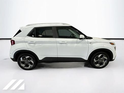 Used 2022 Hyundai Venue SEL FWD image 4